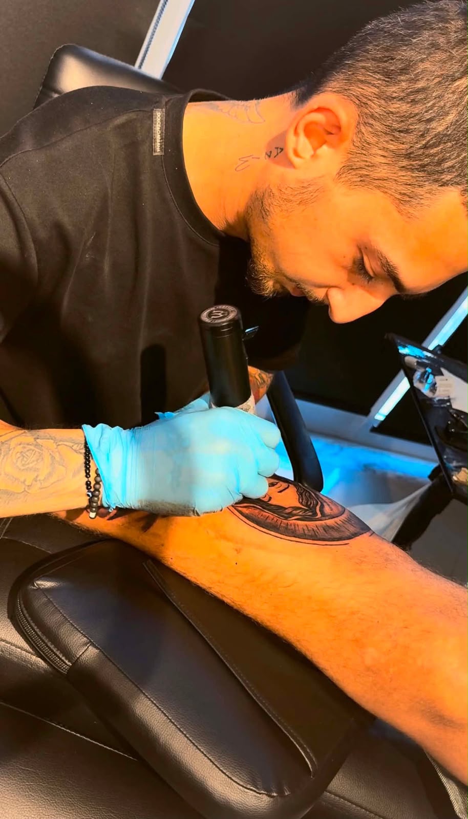 Kira Nik duke punuar një tatuazh në studio